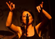 23.03.2011 Umsonst und Drinnen mit Toys get lost und Gomukhasana