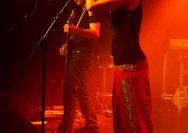 23.03.2011 Umsonst und Drinnen mit Toys get lost und Gomukhasana