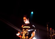 23.03.2011 Umsonst und Drinnen mit Toys get lost und Gomukhasana