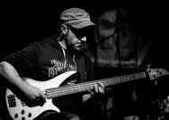 10.12.2014  Umsonst und Drinnen mit The Noisy Gatecrashers und Frog Shock